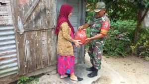 Serda Roni Sandra Giat Babinsa Masuk Dapur
