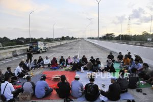 Tuntut Ganti Rugi, Warga Buka Puasa di Tengah Jalan Tol Jatikarya