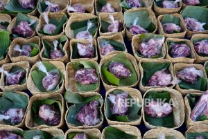Ramah Lingkungan, Masjid Al Hasanah Pilih Besek untuk Wadah Daging Kurban