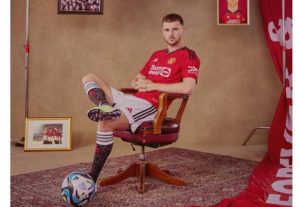 Unggahan Singkat Luke Shaw Sambut Kedatangan Mason Mount