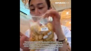 Viral Influencer Bawa Kerupuk Babi ke Restoran Halal