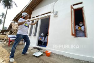 Aksi Relawan MedcoEnergi Bantu Pengecatan Rumah Warga Kurang Mampu
