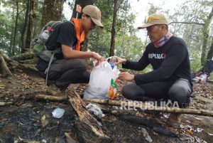 Pj Gubernur Jabar Apresiasi Kegiatan Bebersih Leuweung Republika