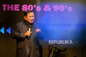 Prabowo Unggah Momen Sarungan Nonton Timnas RI vs Jepang, Warganet: Persis Bapak Saya