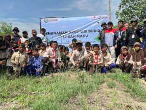 Cegah Abrasi, Puluhan Pelajar SD Diajak Tanam Pohon