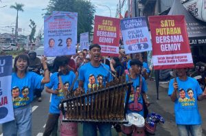 Pengamen Angklung Sosialisasikan Pemilu Damai Dukung Prabowo-Gibran