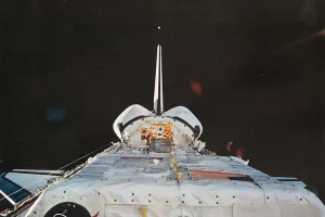 Sejarah Hari Ini: Astronot di Pesawat Discovery Menebarkan Bola Pengukur Sampah Antariksa