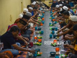 Buka Puasa Pengungsi Rohingya di Aceh