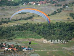 Sensasi Terbang Paralayang di Gunung Panten Majalengka