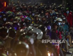 Pemudik Bermotor Padati Jalan Arteri Karawang Hingga Jalur Pantura