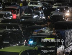 Parade Klakson dan Lampu Dim Warnai Antrean Mobil Pemudik ke Pelabuhan Merak