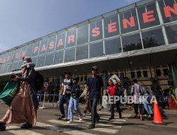 Pemudik Penumpang Kereta Tiba Di Stasiun Senen