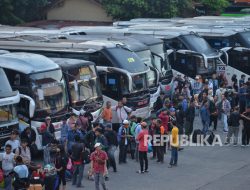 H-3 Lebaran, Terminal Kampung Rambutan Dipadati Penumpang