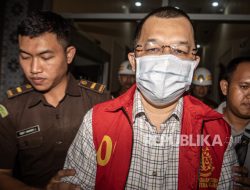 Kenakan Rompi Tahanan, Hendri Zainuddin Ditahan Kejati Sumsel