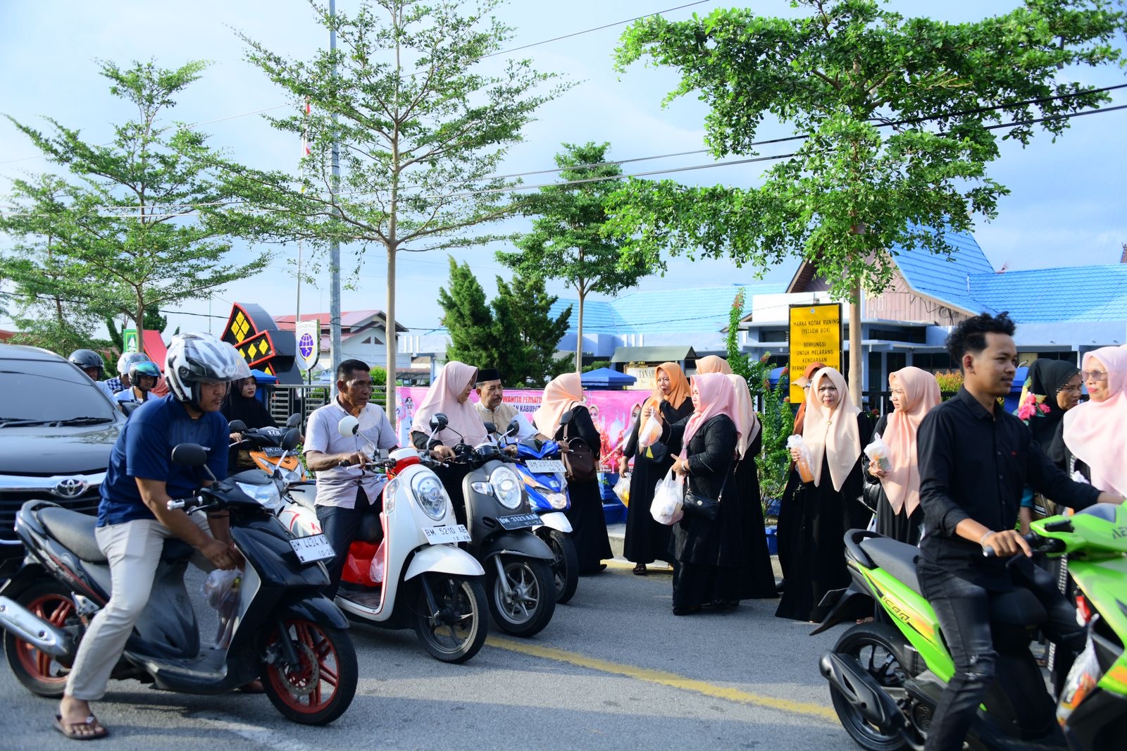 Masyarakat Antusias Serbu Berkah Ramadhan Dishub Berbagi Ratusan Takjil dan Sembako
