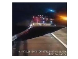 BREAKING NEWS: Jalan Tol Bocimi KM 64 Ambles, Satu Mobil Nyemplung ke dalam Lubang