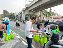 Berbagi Keberkahan Ramadhan, Sejumlah Pemuda Bagikan Takjil Gratis di Jakarta