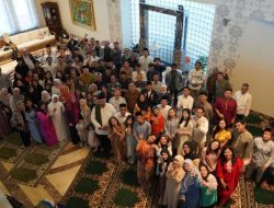 Perdana dalam Lima Tahun, Ratusan WNI Rayakan Idul Fitri di KBRI Bukares