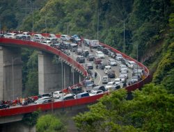 Arus Balik dari Sumbar Menuju Riau di Kelok Terpantau Padat Senin Malam