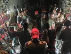 Ratusan Prajurit Tengkorak Kostrad Terjun Payung di Cikampek