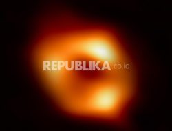 Teleskop James Webb Ukur Cahaya Bintang di Sekitar Lubang Hitam Tertua di Alam Semesta