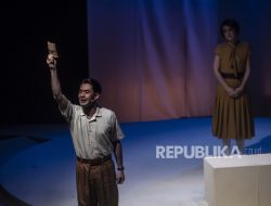 Reza Rahadian Ubah Penampilan Ala 60-an untuk Film Terbaru