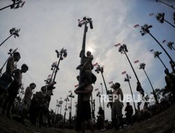 Keseruan Lomba Panjat Pinang HUT RI di Ancol