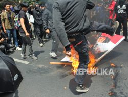 Ratusan Mahasiswa Kembali Aksi Demo di Bandung Kawal Putusan MK