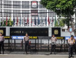 Massa Buruh dan Mahasiswa Mulai Tiba di Seberang Gedung KPU