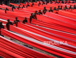 Rayakan HUT RI, Bendera Merah Putih Sepanjang 7.900 Meter Dibentangkan di Pantai Losari