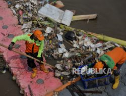 Pemkot Jakpus Angkut Empat Ton Sampah di Bantaran Kali Ciliwung
