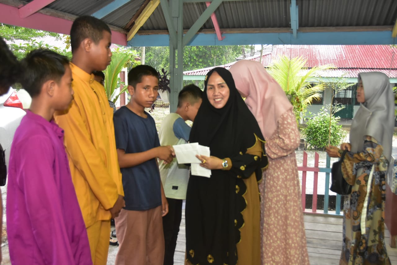 Pertemuan Bulanan, DWP Diskominfotik Bengkalis Salurkan Bantuan ke Panti Asuhan Dayang Dermah