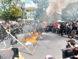 Aksi Tolak RUU Pilkada di Bandung Semalam Berujung Ricuh, Petugas Semprotkan Water Cannon