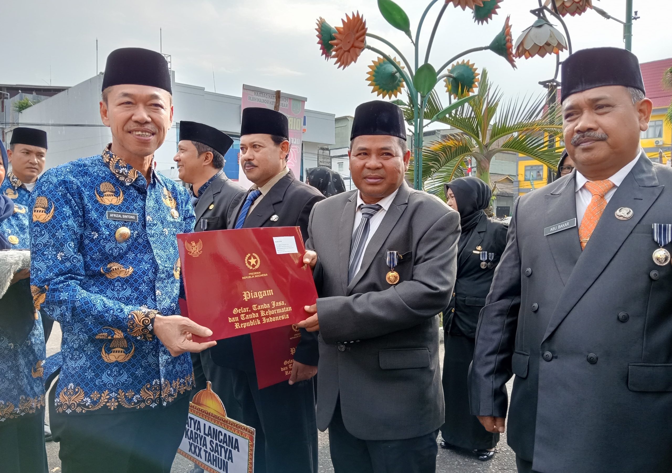 Pimpin Upacara Hari ke-17, Bupati Ingatkan OPD untuk Berikan Pelayanan Terbaik Kepada Masyarakat