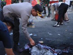 Aksi Mulia Polisi, TNI dan Sat Pol PP, Bersihkan Sampah Sisa Aksi Unjuk Rasa