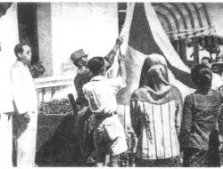 Bung Karno Usai Dilantik Jadi Presiden: Makan Sate Dekat Got