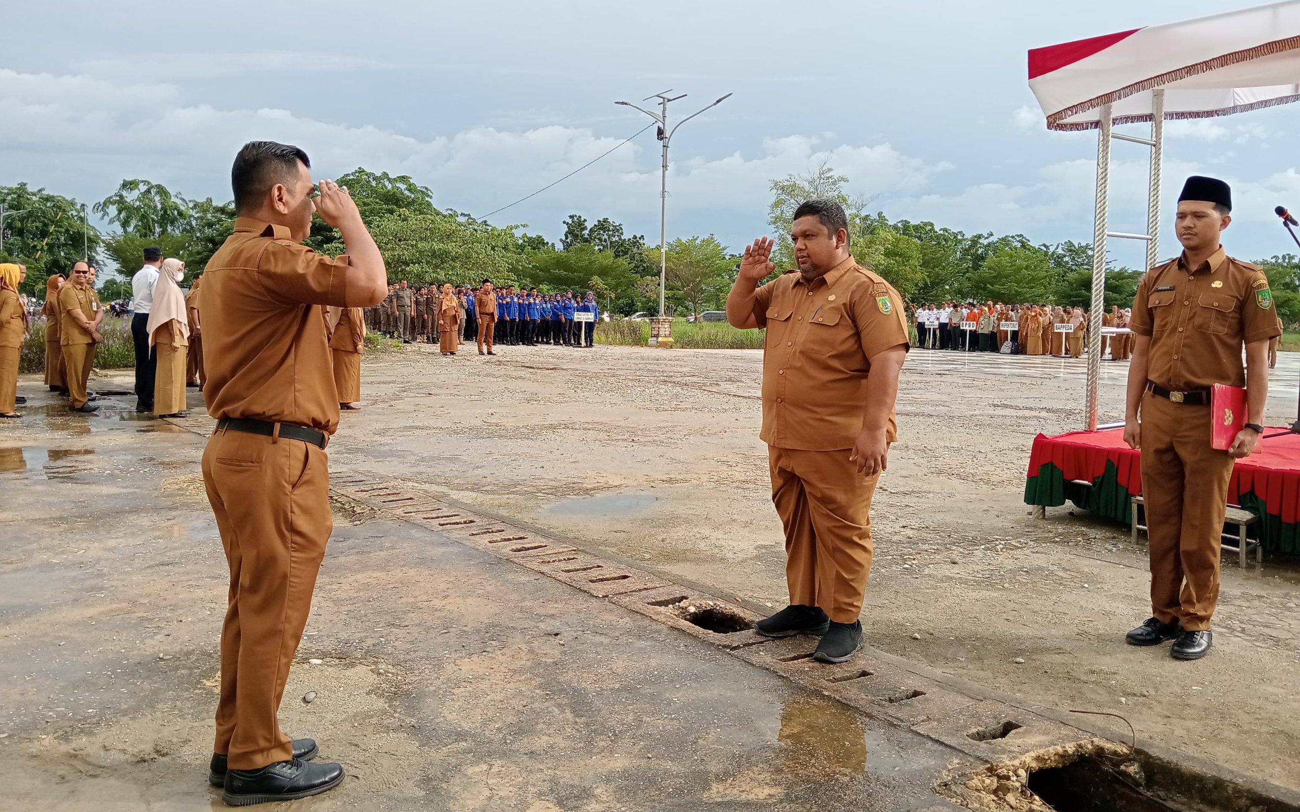 Pimpin Upacara Bersama, Kadis Perikanan Rohil Minta ASN Disiplin Waktu dan Tertib Administrasi