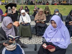 Apakah Pahala Mendengarkan Surat Al Kahfi Sama dengan Pahala Membacanya?