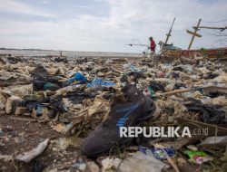 Tumpukan Sampah di Pantai Dadap Ganggu Aktivitas Nelayan
