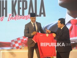 Kenakan Peci Hitam, Patrick Kluivert Resmi Dikenalkan Sebagai Pelatih Timnas Indonesia