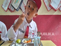 Lahap Saat Makan Bergizi Gratis, Siswa di Bandung Barat: di Rumah Jarang Makan Daging
