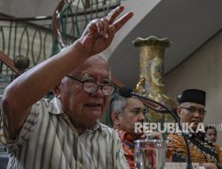 Menlu Pimpin Upacara Pemakaman Hasjim Djalal di TMP Kalibata