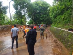 Detik-detik Rumah Warga Ambruk Hingga Rata dengan Tanah Akibat Longsor di Kuningan