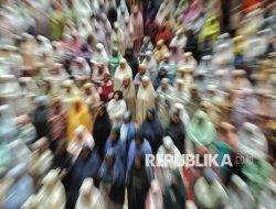 Jamaah Padati Pelaksanaan Sholat Tarawih Pertama di Masjid Istiqlal