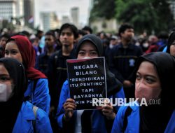 Ragam Poster Kritik Pemerintah di Aksi Demo Mahasiswa Indonesia Gelap