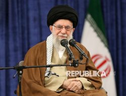 Khamenei: AS tak Bisa Menghentikan Jika Iran Inginkan Senjata Nuklir