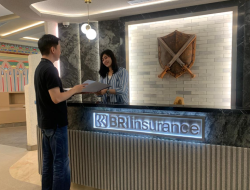 BRI Insurance Bayar Klaim Asuransi Alat Berat Rp 1 Miliar di Sentani