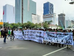 Berorasi di Aksi #IndonesiaGelap, Seorang Emak-Emak Mendoakan Aksi Mahasiswa