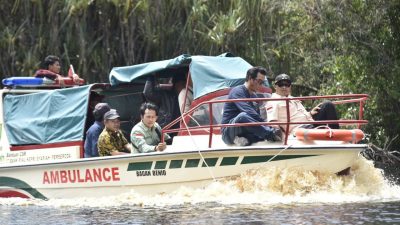 Wabup Bagus Santoso Serahkan Speedboat Ambulance Dusun Terisolir Bagan Benio