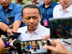 Kunjungi Papua, Bahlil Janji Terangi 300 Rumah yang Belum Terlistriki pada Tahun Ini